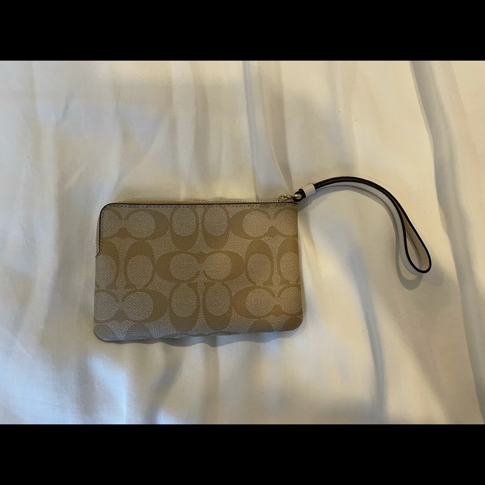 ⭐️Host Pick⭐️ Small Coach Wrist Wallet - Picture 2 of 3